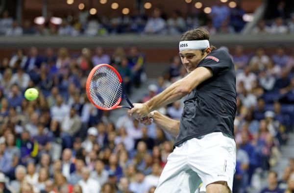 Taylor Fritz (USA) [12] returns a volley against Frances Tiafoe (USA) [20] during their match on Arthur Ashe Stadium.</p>

<p>　　