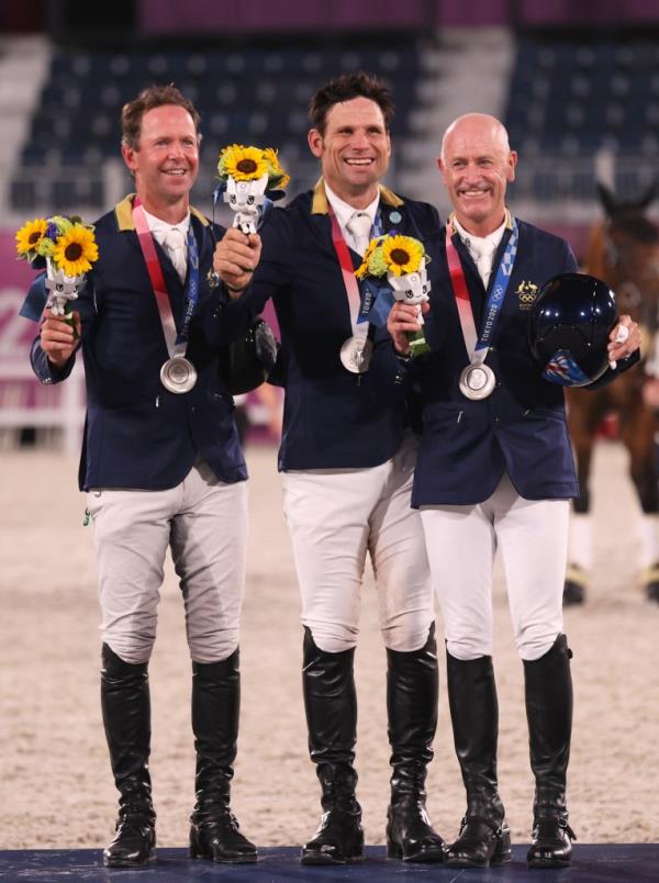 Australia's Shane Rose (c.) with teammates Kevin McNab (l.) and Andrew Hoy (r.) after winning silver at the 2020 Olympics.