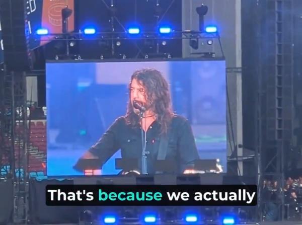 Dave Grohl talking to the crowd at Lo<em></em>ndon Stadium