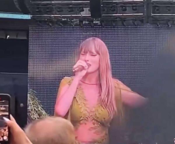 Taylor Swift praises her band at her co<em></em>ncert in London