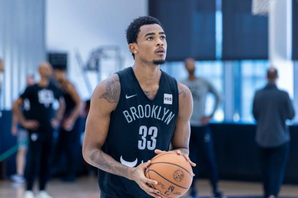 Nets center Nic Claxton shoots at training camp.