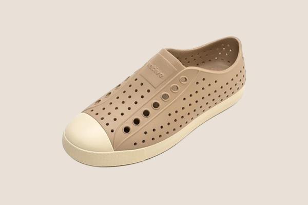 Close up of a flax tan and bone white Native Jefferson Sugarlite shoe, one of Jessica Biel's favorites