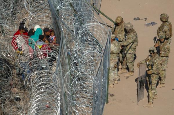 Migrants and soldiers at Gate 36