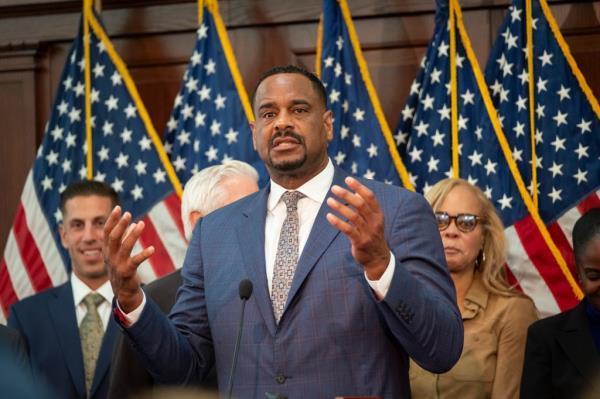 Jayson Williams speaks at the press co<em></em>nference announcing his organiation's collaboration with Nassau County. 