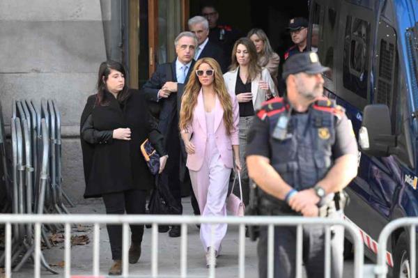 Shakira (C) leaves the High Court of Justice of Catalo<em></em>nia after attending her trial on tax fraud, in Barcelona on November 20, 2023.