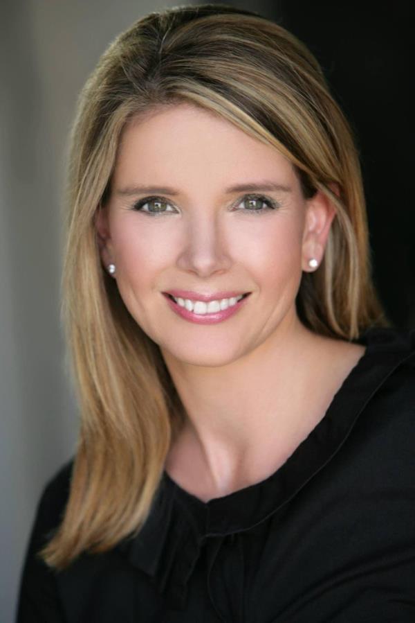 A real estate headshot of Suzanne Simpson.