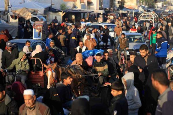 Palestinians who had taken refuge in temporary shelters return to their homes in eastern Khan Yunis in the southern Gaza Strip during the first hours of a four-day truce in the battles between Israel and Hamas militants, on Nov. 24, 2023.