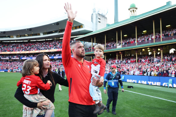 Lance “Buddy” Franklin takes a lap of ho<em></em>nour at the Sydney Cricket Ground following his retirement.