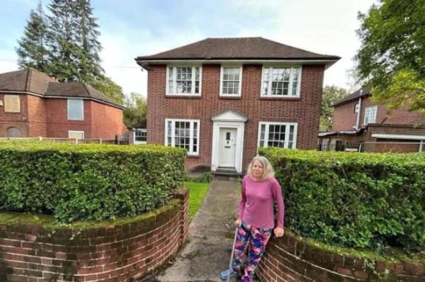 A disabled Derby woman says she's proud to be the last person living on a street destined to disappear if ?250m upgrade works go ahead on the A38. Gail Roberts, 64, has been locked in a stalemate with Natio<em></em>nal Highways over the sale of her house on the Queensway service road next to Markeaton Island for years.