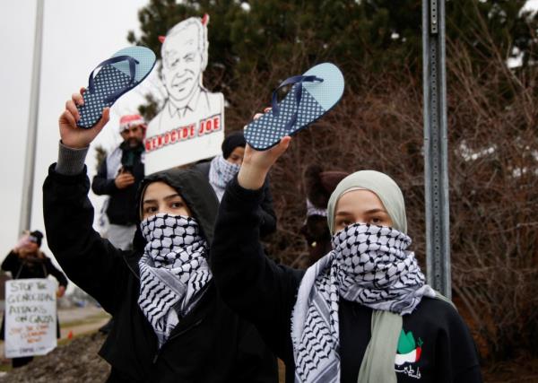 Protestors rally for a cease fire in Gaza outside a UAW unio<em></em>n hall during a visit by U.S. President Joe Biden in Warren, Michigan, U.S.  February 1, 2024.  