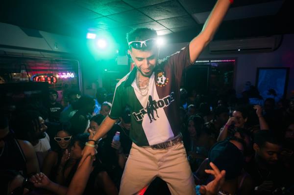 Emilio Guari Qui?o<em></em>nes dancing.