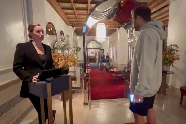 An unnamed ma?tre d at Daniel stopped The Post when reporter Jon Levine tried to enter. 