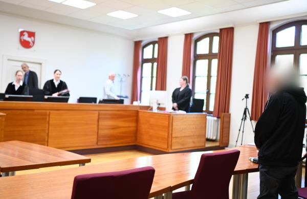 A German court says it is giving an 82-year-old man a “last warning” to avoid jail after he was found guilty of drug dealing.</p>

<p>　　