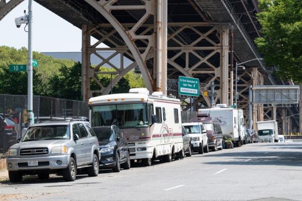 This section of Queens Plaza South lacks parking regulations requiring vehicles to relocate routinely. 