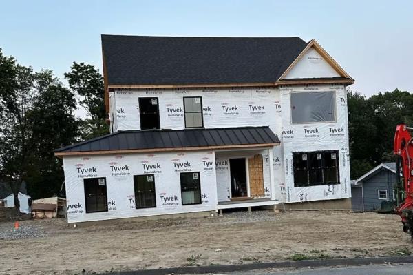 The pricey home, which boasts four bedrooms and four full bathrooms, has transformed a parcel previously covered in trees into a now-stalled co<em></em>nstruction project.