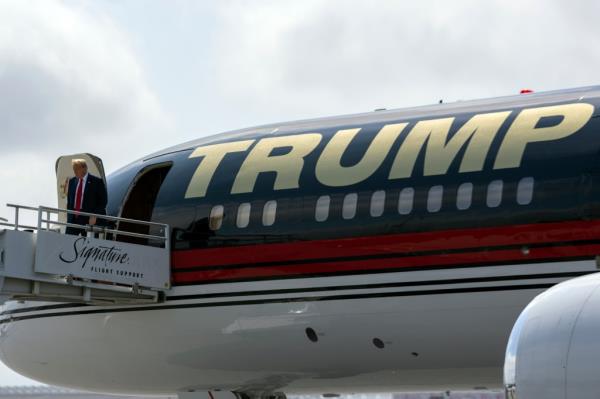 Former President Do<em></em>nald Trump's private Boeing 757 clipped a parked and unoccupied corporate jet at a south Florida airport on Sunday.