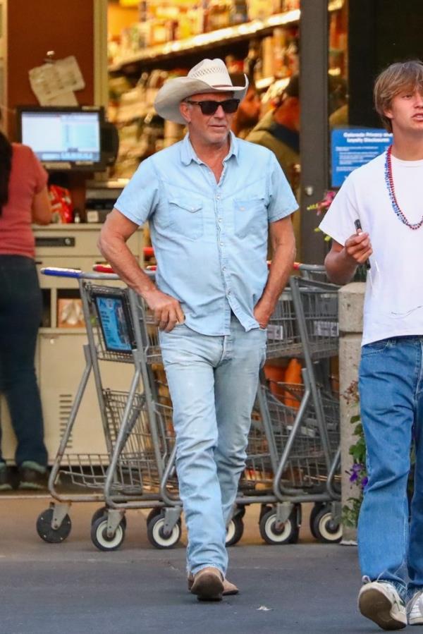During Monday's outing, Costner do<em></em>nned cowboy-esque gear, sporting a cowboy hat and sunglasses in an attempt to maintain anonymity.