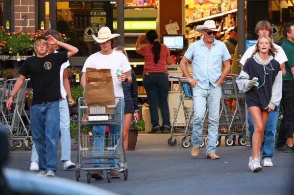 In court docs obtained by ET last week, Costner had asked that his ex, 49, chip in to pay $100,000 of his legal fees.