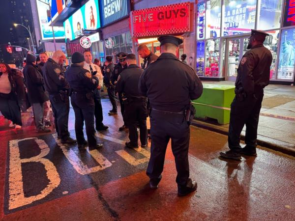 A photo of police safeguarding the Times Square crime scene.
