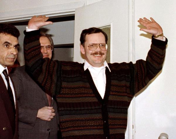 Journalist Terry Anderson, who was kidnapped and held hostage in Lebanon from 1985 to 1991, has died at the age of 76.