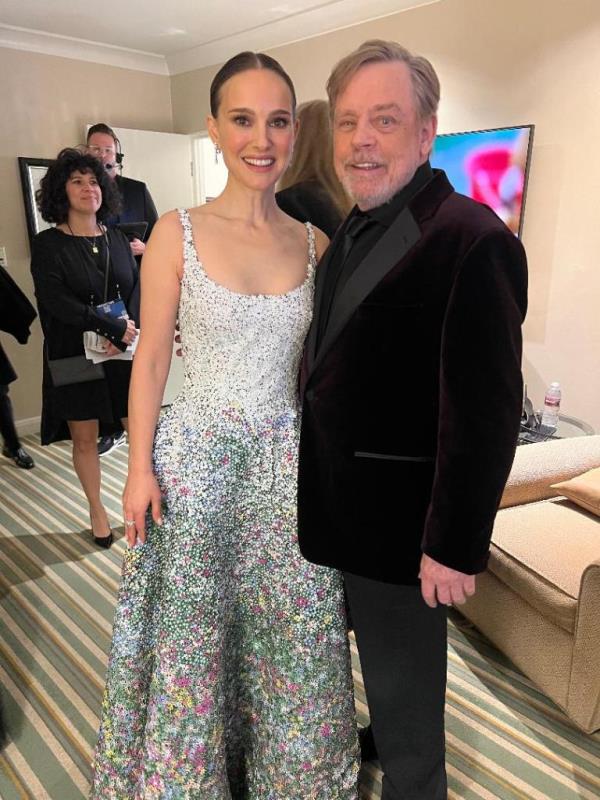 Natalie Portman and Mark Hamill meeting for the first time at the 2024 Golden Globes.