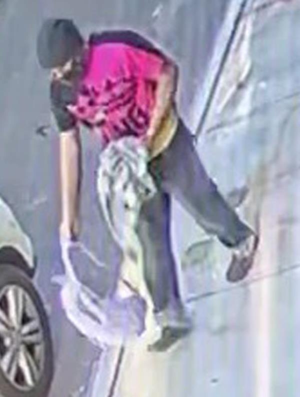 Surveillance footage shows the stabbing suspect walking in NYC.</p>

<p>　　