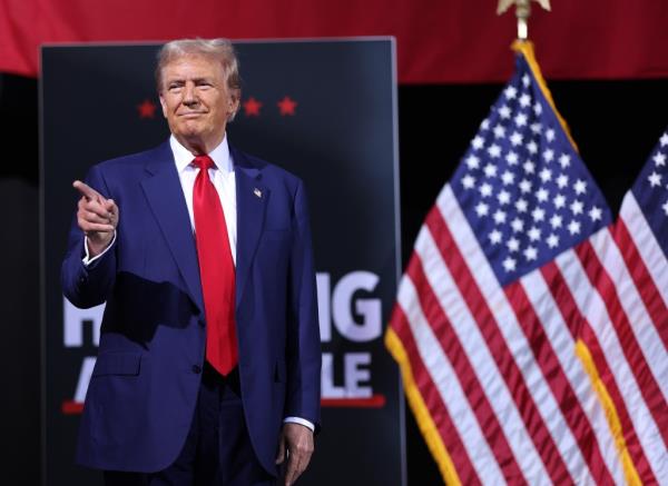 Former U.S. President Do<em></em>nald Trump speaking at a campaign event at the Linda Ro<em></em>nstadt Music Hall in Tucson, Arizona on September 12, 2024