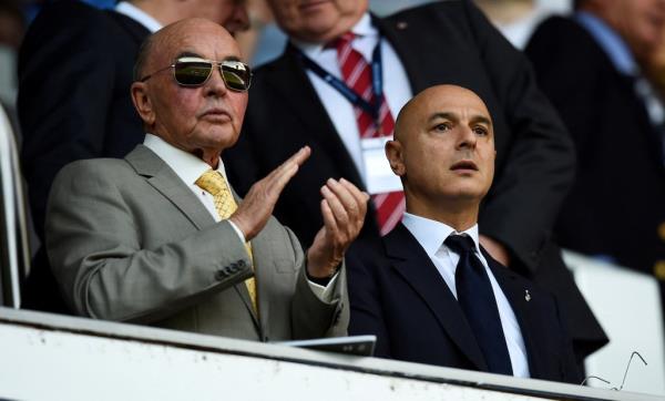 Joe Lewis clapping in the stadium.