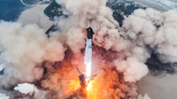 SpaceX's Starship launches its fourth flight test from the company's Boca Chica launchpad, designed to eventually send astro<em></em>nauts to the moon and beyond, near Brownsville, Texas, U.S. , in this handout picture obtained on June 6, 2024. SpaceX/Handout via REUTERS</p>

<p>　　
