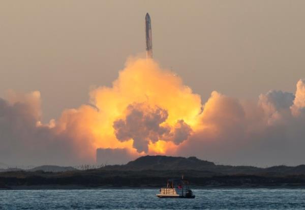 epa10982439 The SpaceX mega rocket Starship takes off from a test ba<em></em>se Boca Chica, Texas, USA, 18 November 2023. This is the second attempt to test mega rocket Starship. EPA/ADAM DAVIS