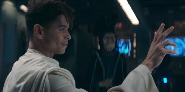 Yord Fandar (Charlie Barnett) uses a Jedi mind power on a Trade Federation member with a Neimoidian in the background of The Acolyte Season 1, episode 1