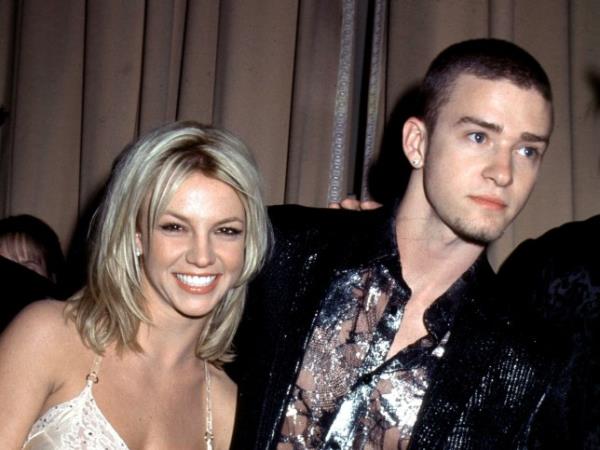 BRITNEY SPEARS AND JUSTIN TIMBERLAKE THE 'FAMILY CELEBRATION' BENEFIT, LOS ANGELES AMERICA - Apr 2001