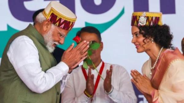 Prime Minister Narendra Modi with BJP candidate from Mandi co<em></em>nstituency Kangana Ranaut during a public meeting for Lok Sabha elections, in Mandi. Photo: (PTI)/Hindustan Times