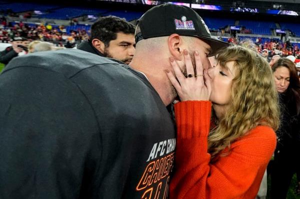 Kelce and Swift kiss after the Chiefs defeated the Ravens in Baltimore to capture the AFC Champio<em></em>nship last Sunday.