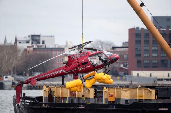 The tragic helicopter being taken from the water</p>

<p>　　