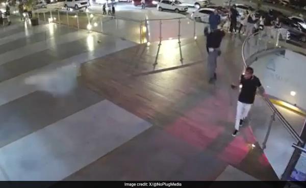 2 Killed As Mexican Nightclub's Glass Balcony Shatters