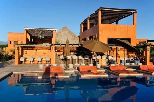Abundis, one of the medical respo<em></em>nders called to the luxury hotel ruled out carbon mo<em></em>noxide poiso<em></em>ning as a possible cause of their demise.</p>

<p>　　