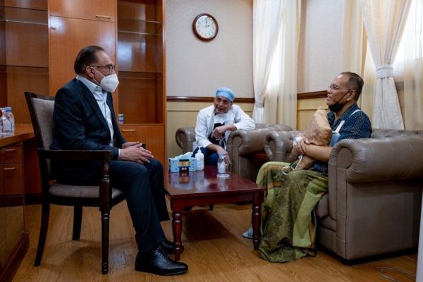 PM Anwar visits Pahang MB Wan Rosdy at IJN