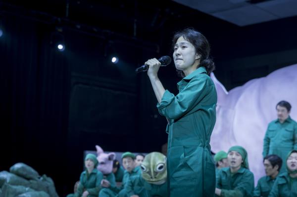 From left: actor Kang Min-ji, director Yoon Han-sol and actor Koo Do-kyun pose for a group photo at the Natio<em></em>nal Theater Company of Korea. (Natio<em></em>nal Theater Company of Korea)