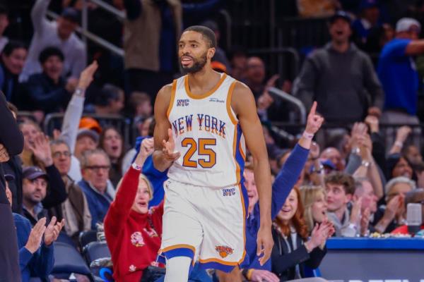 New York Knicks forward Mikal Bridges (25) reacts after hitting a three-point shot during the first half at Madison Square Garden, Sunday, Dec. 1, 2024, in New York, NY.