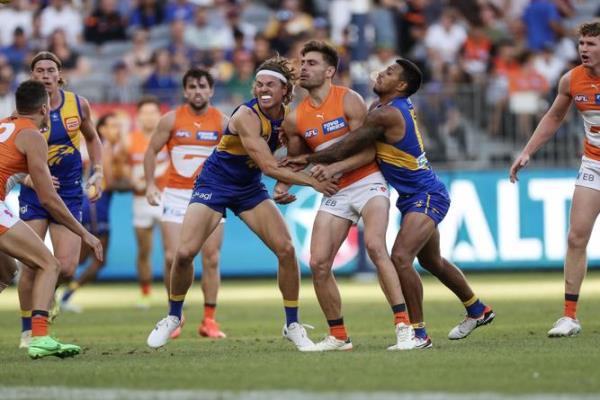Stephen Co<em></em>niglio gets rid of the footy.