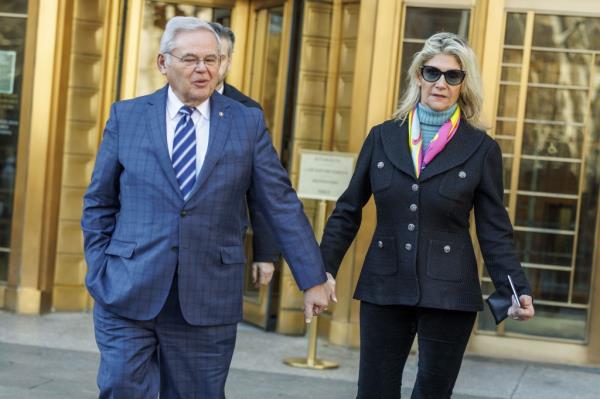 bob and nadine menendez outside court