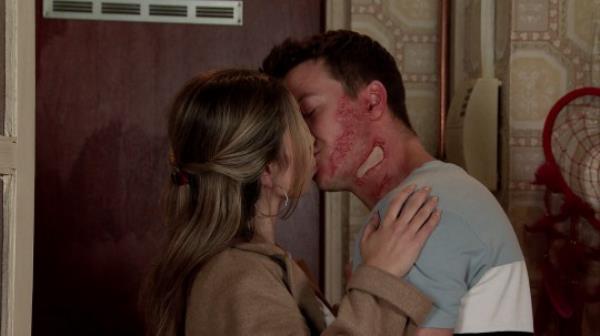 Daisy and Ryan kiss in Coro<em></em>nation Street