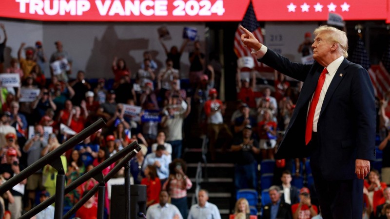Kamala Harris, Do<em></em>nald Trump spar over debate dates
