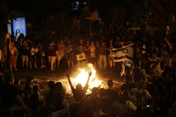 Protesters gather around a bo<em></em>nfire on second day of demo<em></em>nstrations demanding a Gaza deal in Tel Aviv, Israel. 
