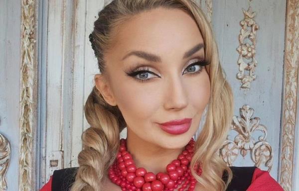 Cleo has set the internet on fire with a photo of herself in a dress with a plunging neckline. 