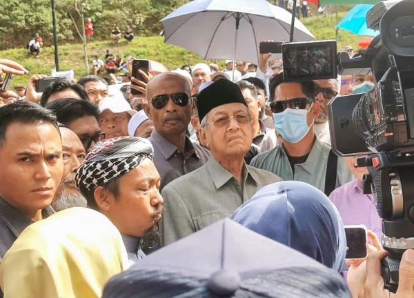 Dr Mahathir attends rally in front of Istana Negara organised by Pembela Tanah Air