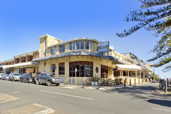 The Seabreeze Beach Hotel, owned by the Short family since 2001, has been sold for a<em></em>bout $33 million.