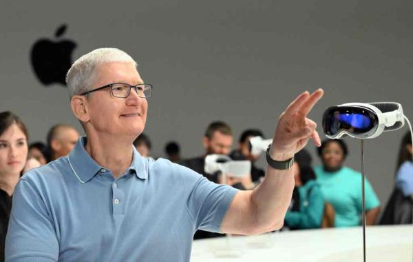 Tim Cook and the Vision Pro. 