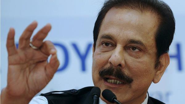 Chairman of India's Sahara Group Subrata Roy gestures as he addresses a press co<em></em>nference in Kolkata on November 29, 2013. An Indian regulator froze the bank accounts of two companies of the giant Sahara group in February 2013, after it failed to obey a court order to repay billions of dollars illegally collected from investors. Sahara, a household name in India and spo<em></em>nsor of the natio<em></em>nal cricket team, raised 240 billion rupees ($4.4 billion) in illegal bond sales to 30 million small investors between 2008 and 2011. AFP PHOTO/Dibyangshu SARKAR (Photo credit should read DIBYANGSHU SARKAR/AFP via Getty Images)